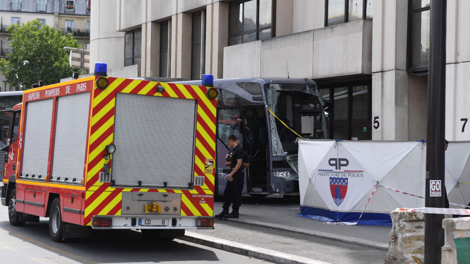 Paris : un chauffeur de car est décédé dans un accident, 19 passagers blessés