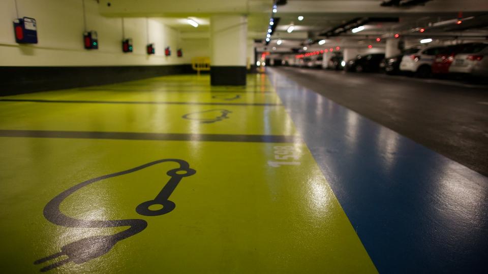 Paris : le plus grand parking de voitures électriques français installé sous la Madeleine