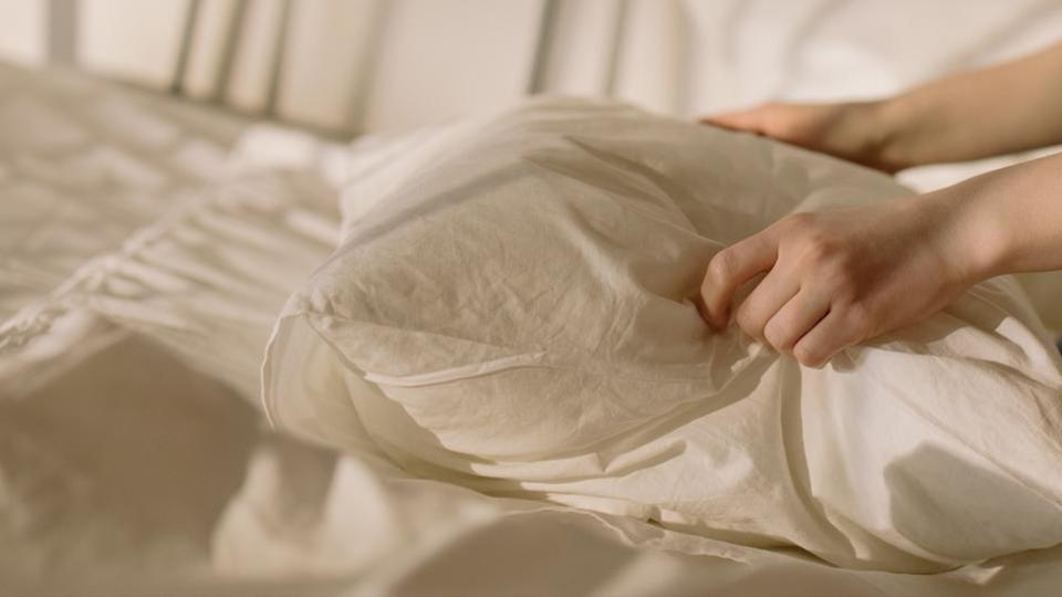 Santé : une taie d'oreiller non lavée abriterait 17.000 fois plus de bactéries que des toilettes en une semaine