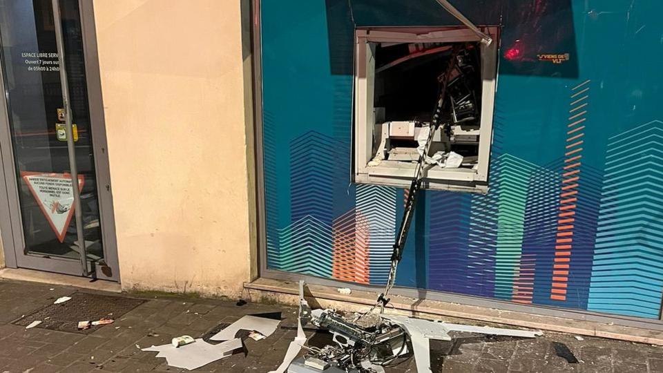 Val-de-Marne : un distributeur de billets attaqué à la bouteille de gaz