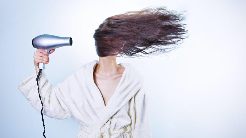 Cheveux : Voici pourquoi il ne faut pas les laver le soir