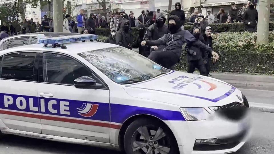 Voiture de police attaquée à Paris : un majeur et un mineur présentés à la justice