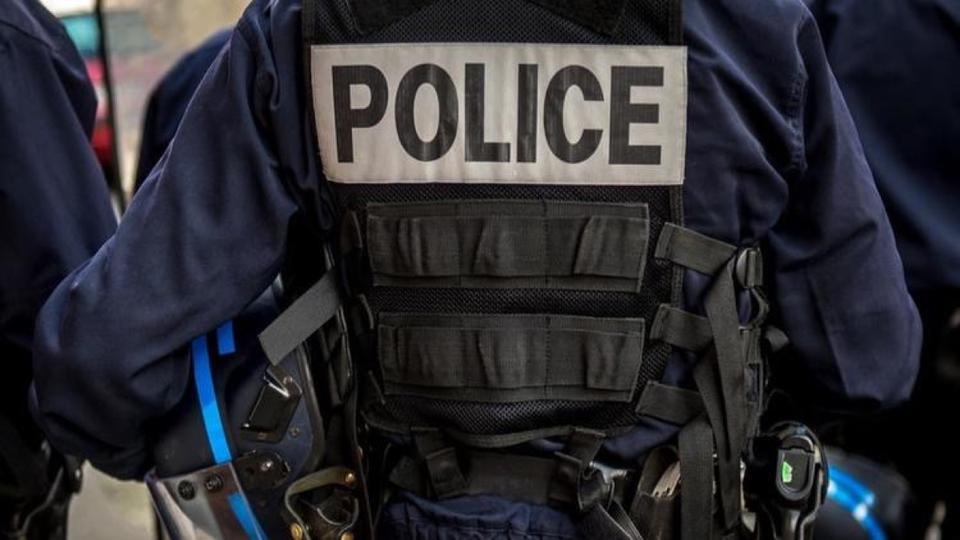 Nîmes : en contrôlant un véhicule à l'arrêt, la police découvre deux hommes cagoulés endormis, leurs armes à la main