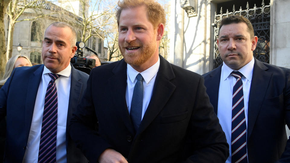 Le prince Harry fait une apparition surprise à Londres pour une audience contre un tabloïd