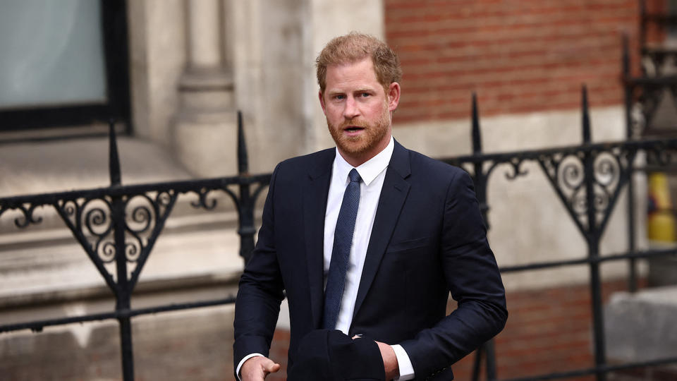 Le prince Harry accuse la famille royale de lui avoir caché des informations sur des écoutes téléphoniques