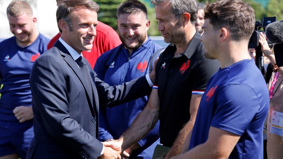 «Rendez-nous fiers et heureux» : les encouragements d'Emmanuel Macron au XV de France avant la Coupe du monde de rugby