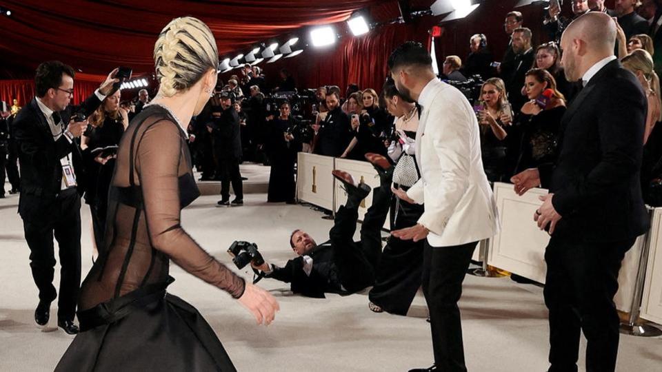 Oscars 2023 : ce beau geste de Lady Gaga venant en aide à un photographe