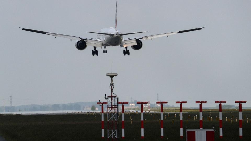 Aéroport de Roissy-Charles-de-Gaulle : des militants écologistes réclament le plafonnement du trafic aérien
