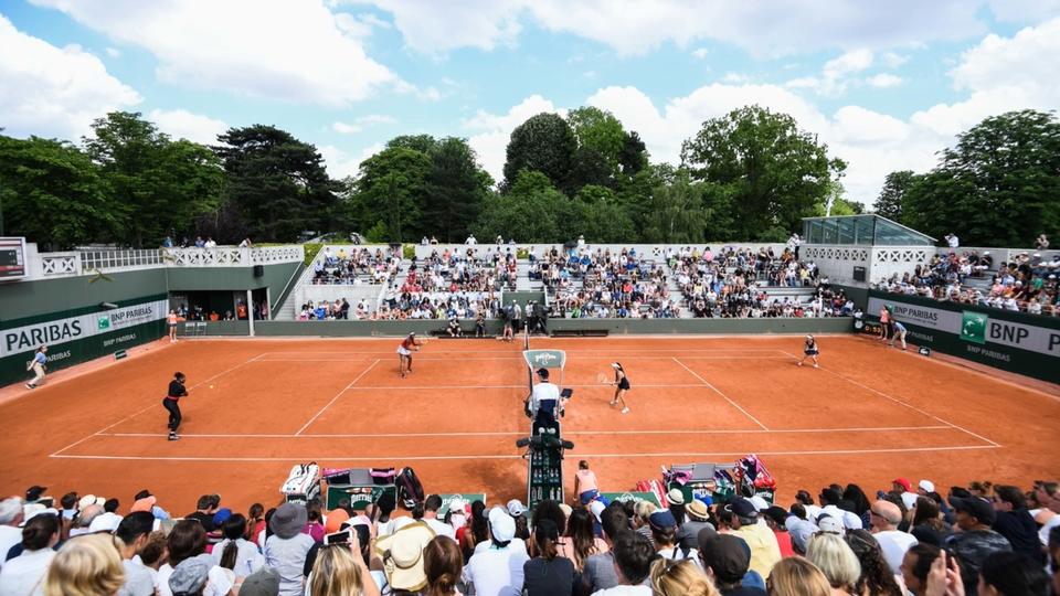 Roland-Garros 2023 : un double féminin disqualifié après avoir visé une ramasseuse de balles à la tête