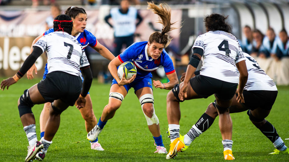 Coupe du monde féminine de rugby : les Bleues écrasent les Fidji et se qualifient en quart de finale