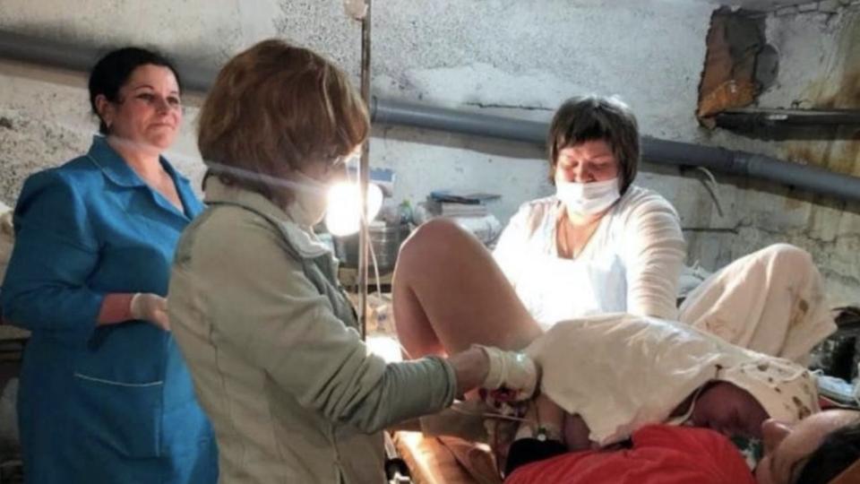 Guerre en Ukraine : une femme accouche dans le métro de Kiev en plein bombardement