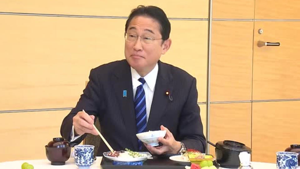 «Sûrs et délicieux» : le Premier ministre japonais mange des sashimis de Fukushima (vidéo)