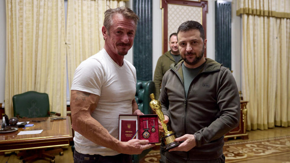 Sean Penn : l'acteur rend visite à Volodymyr Zelensky et lui confie son Oscar