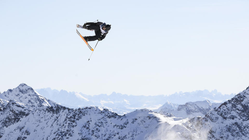 Vidéo : la lourde chute d'un jeune américain après avoir perdu ses deux skis en plein saut