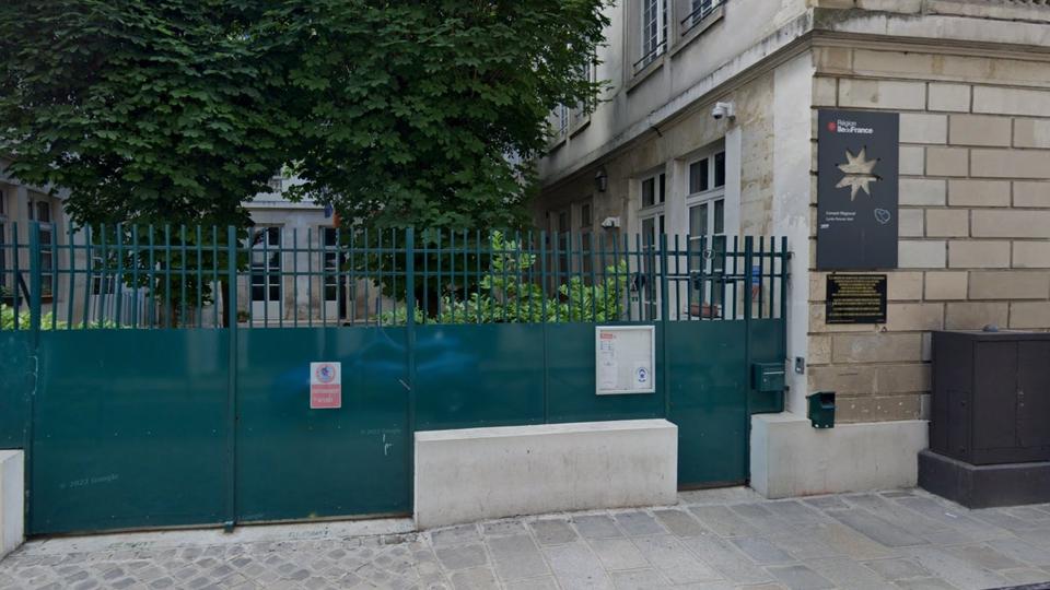 Paris : une lycéenne refuse de retirer son voile, son frère vient menacer l'enseignante