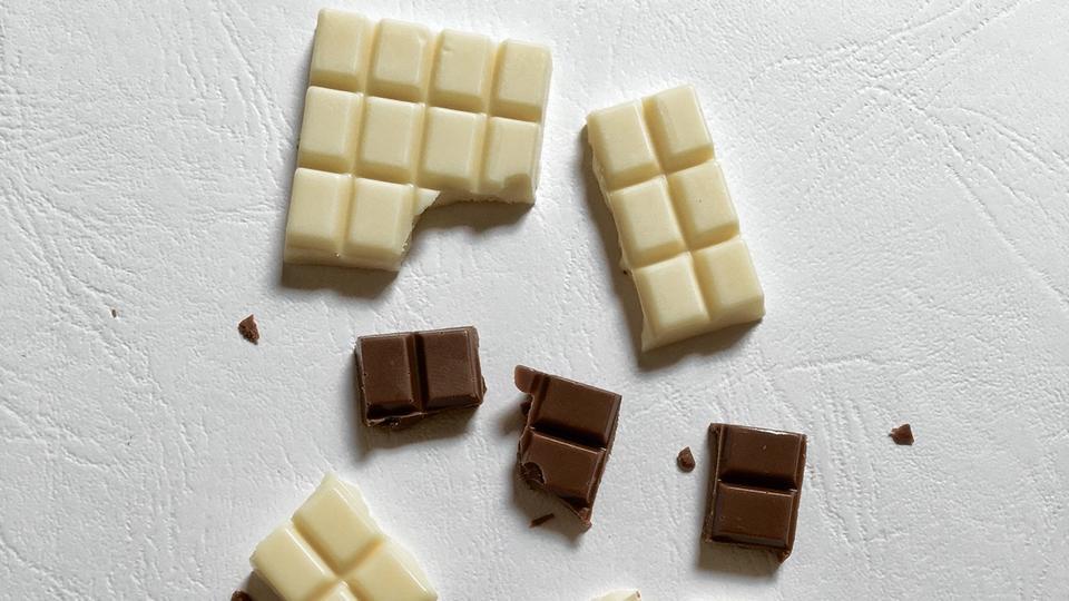 Qu'est-ce qui différencie le chocolat noir du blanc ?