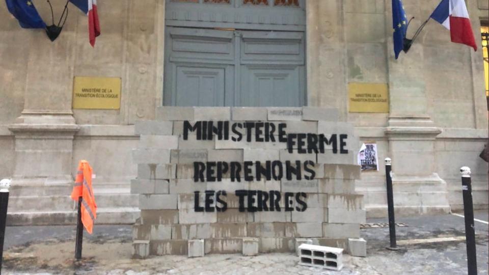 Paris : pourquoi un mur de briques a-t-il été érigé devant le ministère de la Transition écologique ?
