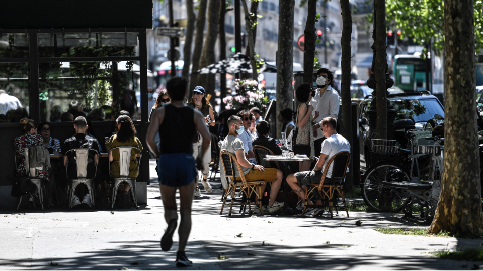 Paris : la pagaille persiste autour des terrasses estivales, alors même qu'il n'y a eu que 2.600 autorisations