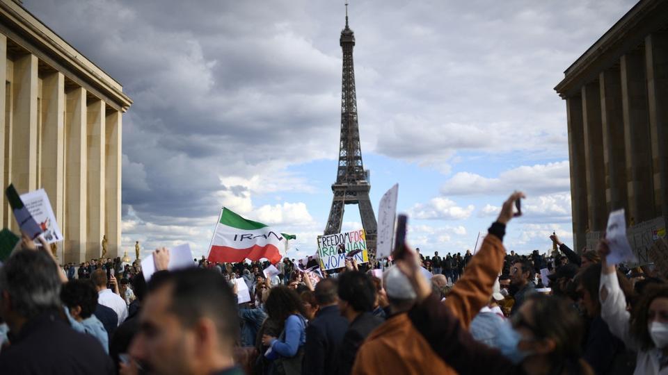 Paris : le slogan «Femme, Vie, Liberté» en soutien au peuple iranien affiché sur la tour Eiffel ce lundi