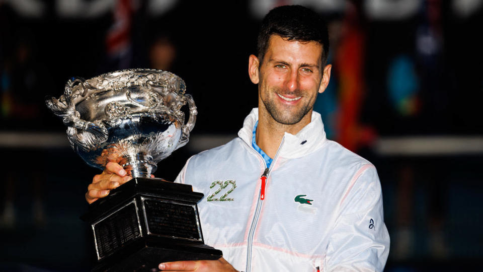 Open d'Australie : l'incroyable émotion de Novak Djokovic après avoir remporté son 22e titre du Grand Chelem (vidéo)