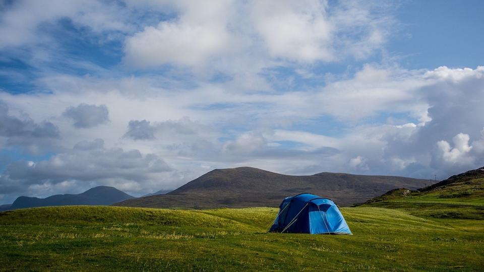 Camping : ces 6 endroits où vous n'avez pas le droit de planter votre tente