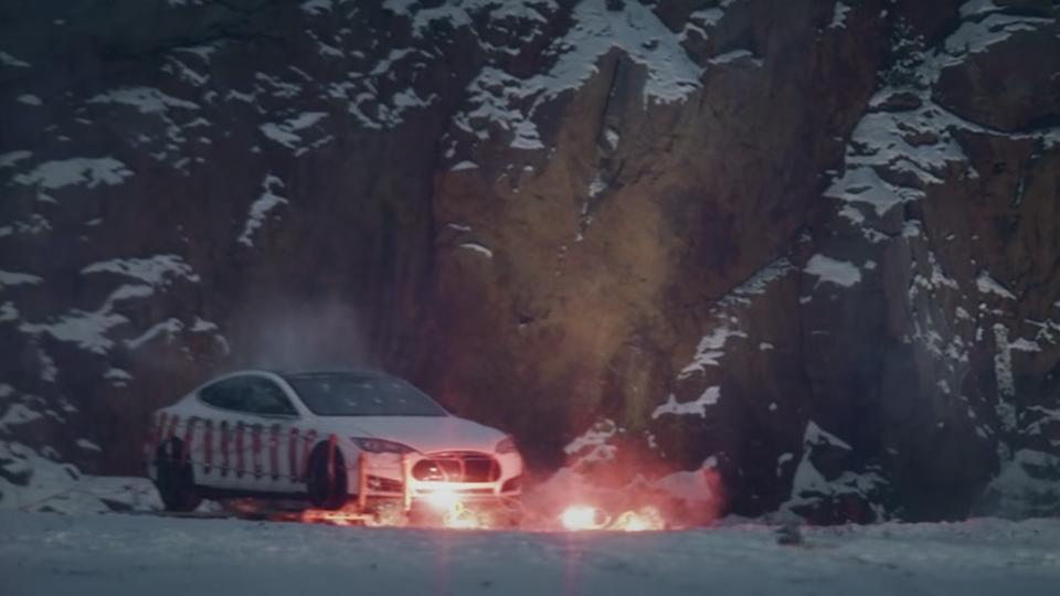 Tesla : dépité par une facture, il fait exploser sa voiture à la dynamite (Vidéo)
