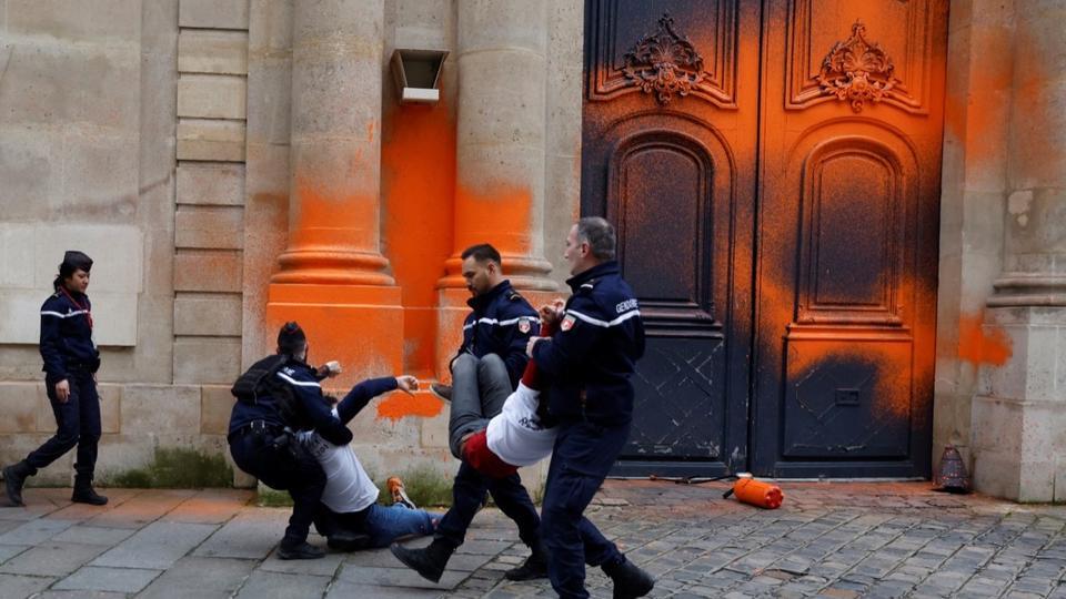Paris : des militants écologistes recouvrent la façade de Matignon de peinture orange (vidéo)