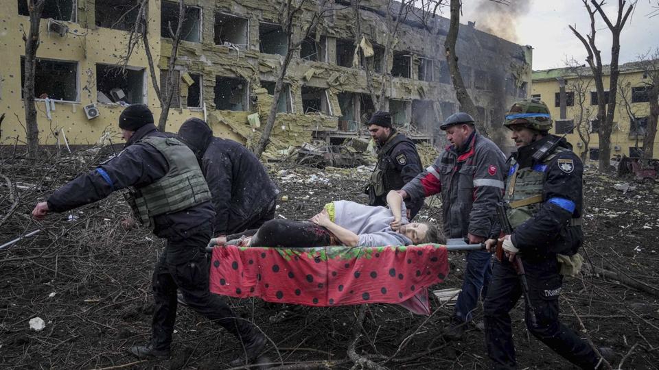 Guerre en Ukraine : la femme enceinte photographiée après le bombardement de la maternité de Marioupol est décédée