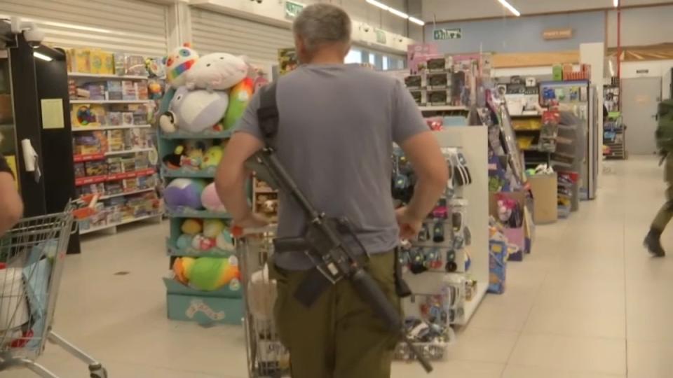 «Je dors et sors avec mon arme» : au poste-frontière de Kerem Shalom, les Israéliens sur le qui-vive