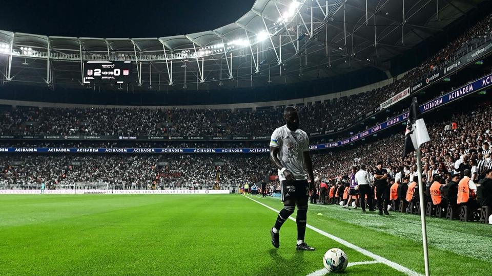 Football : un supporter entre sur la pelouse et frappe un joueur en Turquie