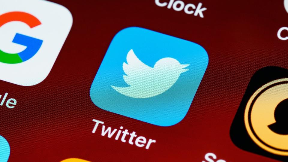 Twitter sommé de détailler ses moyens de lutte contre la haine en ligne
