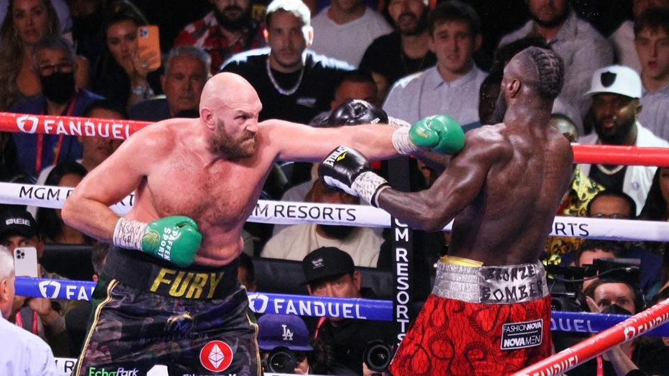 Boxe : Tyson Fury traite Anthony Joshua de «clochard» et soutient Deontay Wilder