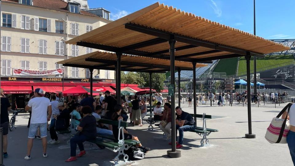 Paris : des «ombrières» en bois expérimentées dans certains quartiers pour rafraîchir la Ville
