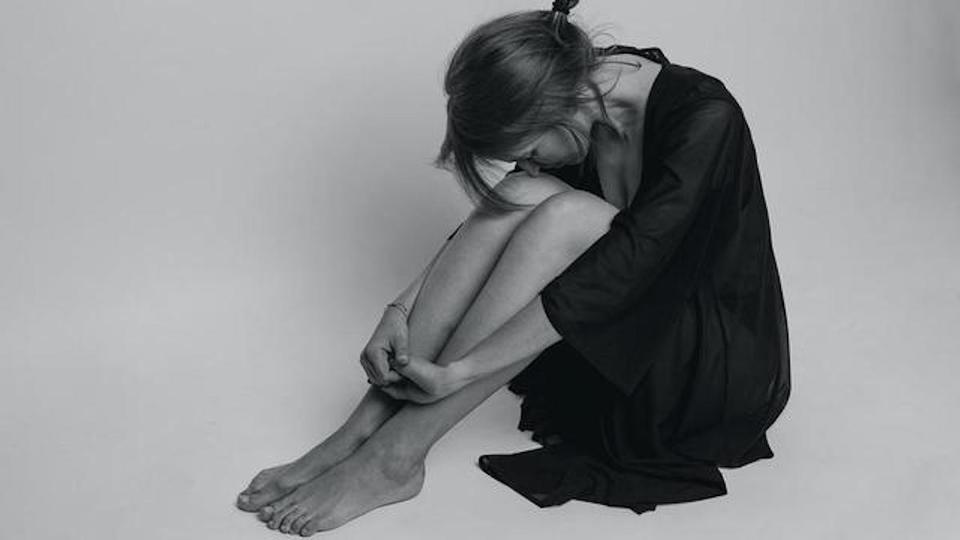 Suicide : pourquoi les tentatives ont-elles augmenté chez les jeunes femmes ?