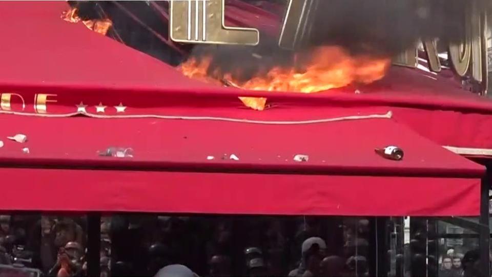 Grève du 6 avril : l'auvent de La Rotonde incendié par des Black blocs à Paris (vidéo)