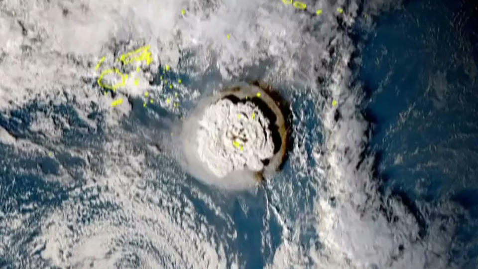 Volcan aux îles Tonga : les réseaux sociaux témoignent de l'ampleur de l'éruption et de tsunamis (vidéos)