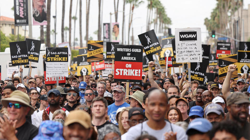 Grève à Hollywood : les scénaristes de retour au travail