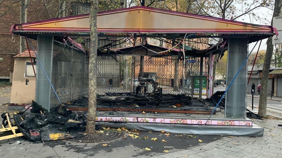 Paris : un incendie d'origine inconnue ravage un manège dans le 18e arrondissement