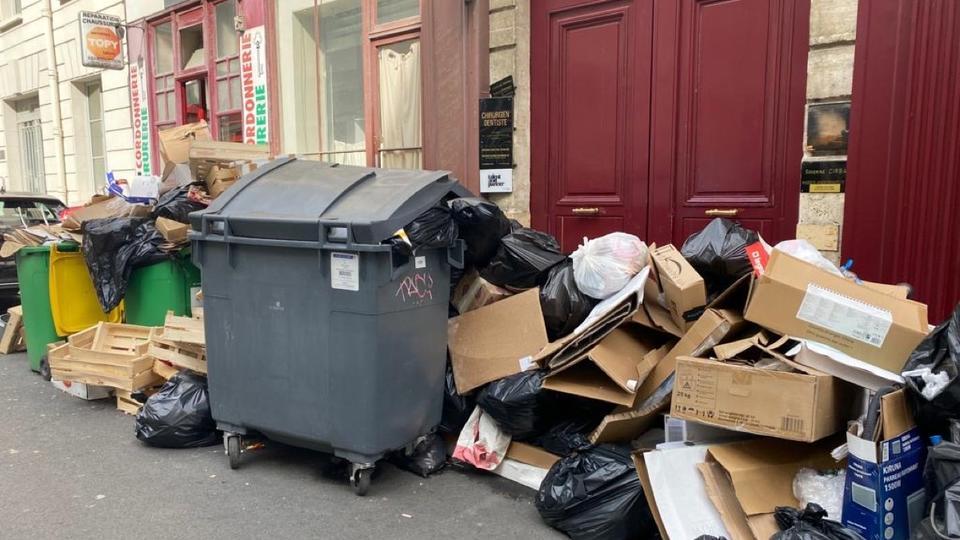 Grève des éboueurs à Paris : 122 bennes à ordures n'ont pu être vidées, 9.300 tonnes restent non ramassées