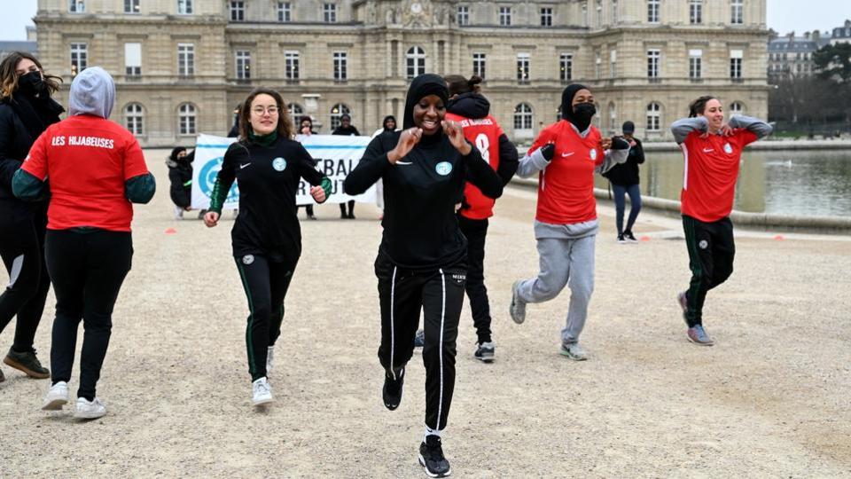 Sondage : 77% des Français favorables à l'interdiction du port du voile chez les joueuses de football lors des compétitions