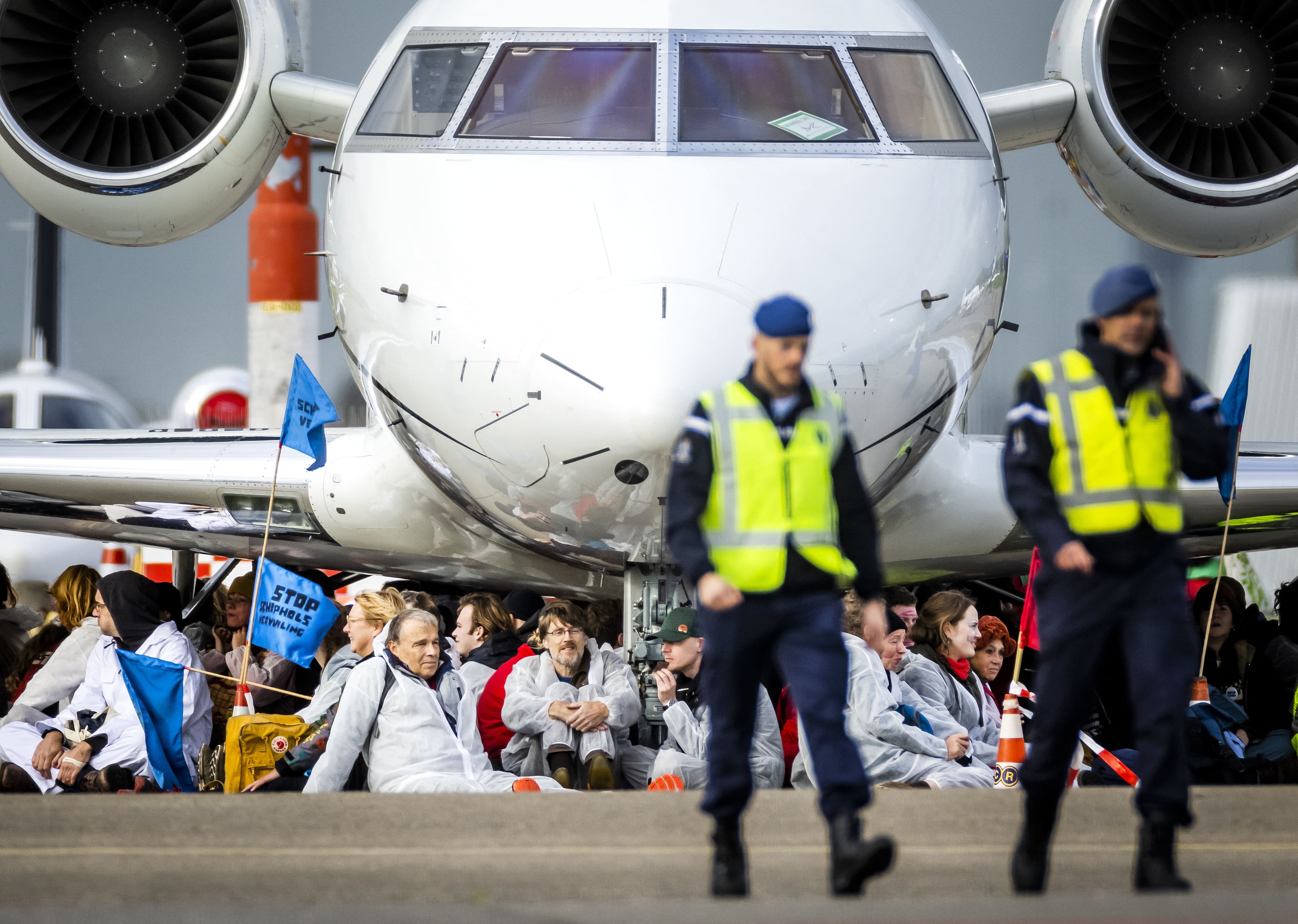 Nederland: Klimaatactivisten nemen luchthaven in beslag om te voorkomen dat privéjets opstijgen