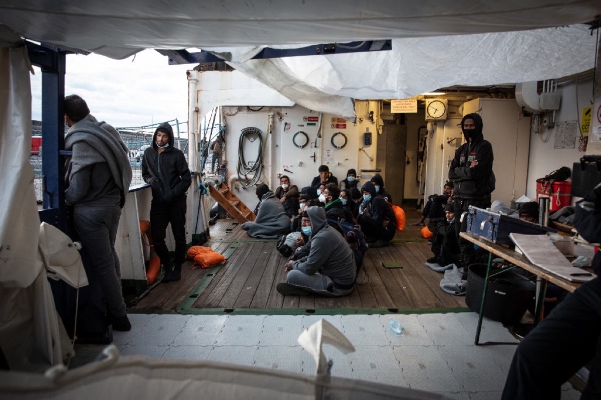 Italia: consentiti sbarchi di minori e migranti malati