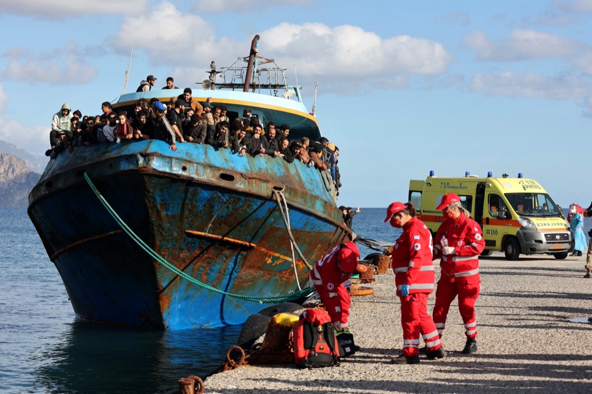 Hundreds of angry migrants disrupt traffic in the port of Rhodes