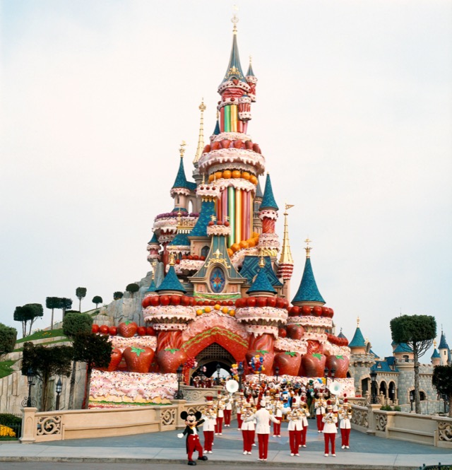 1993_-_disneyland_paris_1st_anniversary_-_castle_cake_-_1-taille640_623c8c387450c.jpg