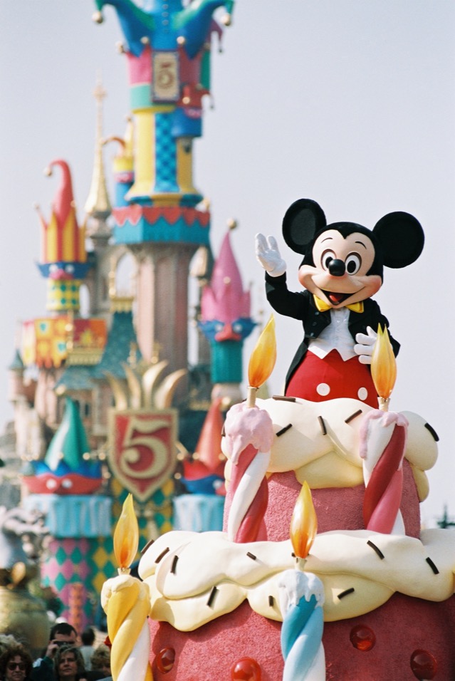 1997_-_disneyland_paris_turns_5_with_a_carnival_decor_on_the_castle_celebrating_the_hunchback_of_notre-dame_-_2-taille640_62417f1084289.jpg