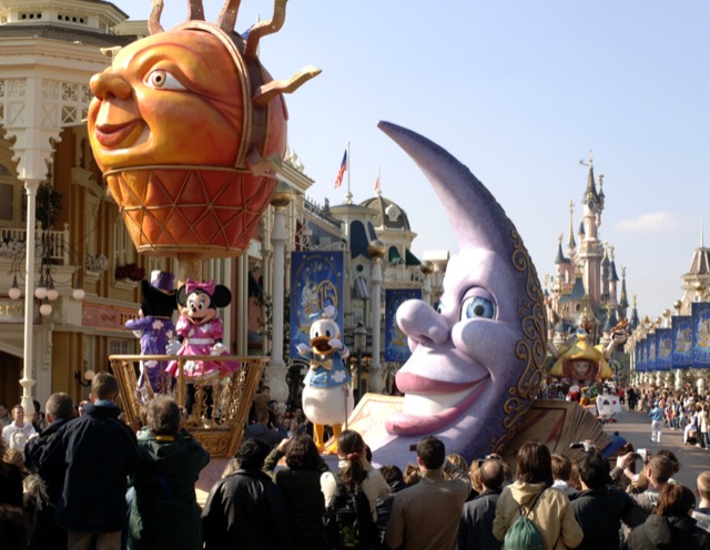 2007_-_15th_anniversary_-_disneys_once_upon_a_dream_parade-taille640_6241c3fcc599f.jpg