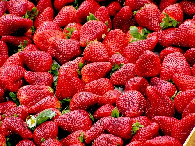 strawberries-99551_640_6089807c2c09e.jpg