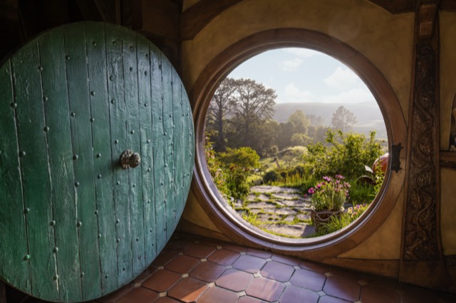 04-hobbiton-airbnb-view-from-hobbit-hole-credit-larnie-nicolson-taille640_6390971275907.jpg