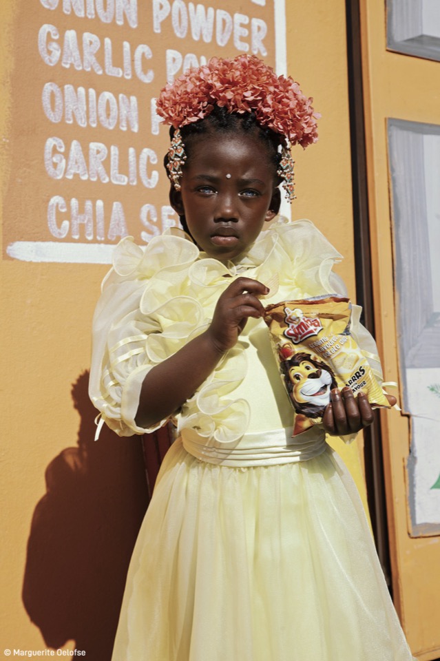 22_marguerite_oelofse_flower_girl_with_a_packet_of_simba_chippies-taille640_627a8fda7bef2.jpg