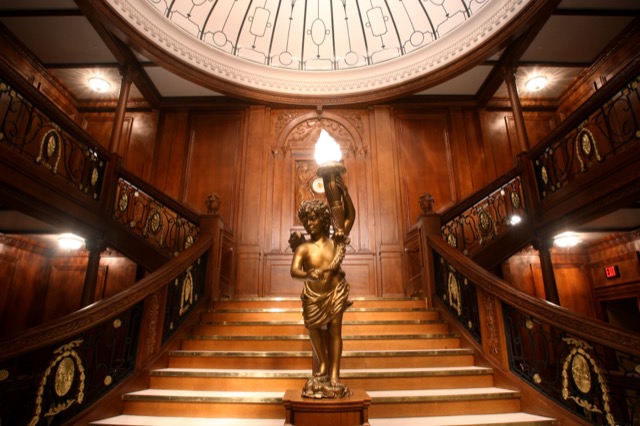 titanic_exhibition_-_grand_staircase_2-taille640_64abf7e0ef99e.jpg